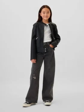 Kinderjeans mit niedriger Leibhöhe, weitem Bein und weitem Schnitt