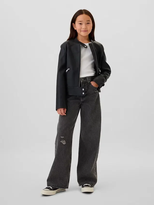 Kinderjeans mit niedriger Leibhöhe, weitem Bein und weitem Schnitt