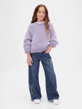 Kinderjeans mit niedriger Leibhöhe, weitem Bein und weitem Schnitt