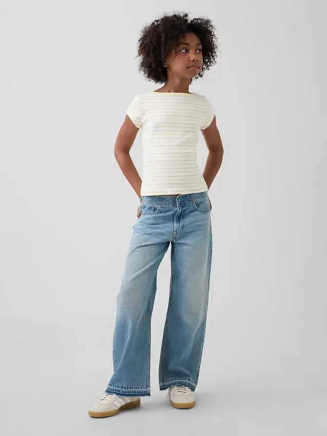 Kinderjeans mit niedriger Leibhöhe, weitem Bein und weitem Schnitt