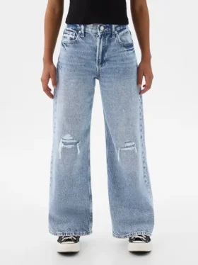 Kinderjeans mit niedriger Leibhöhe, weitem Bein und weitem Schnitt