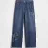 Kinderjeans mit niedriger Leibhöhe, weitem Bein und weitem Schnitt