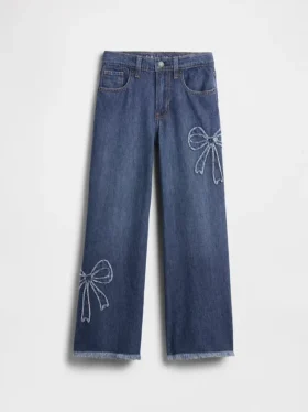 Kinderjeans mit niedriger Leibhöhe, weitem Bein und weitem Schnitt