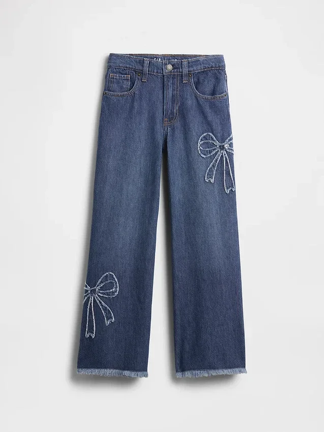 Kinderjeans mit niedriger Leibhöhe, weitem Bein und weitem Schnitt