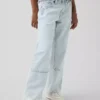 Kinderjeans mit niedriger Leibhöhe, weitem Bein und weitem Schnitt