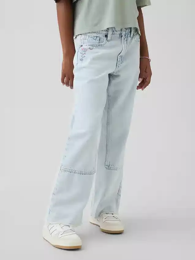 Kinderjeans mit niedriger Leibhöhe, weitem Bein und weitem Schnitt