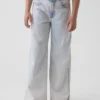 Kinderjeans mit niedriger Leibhöhe, weitem Bein und weitem Schnitt