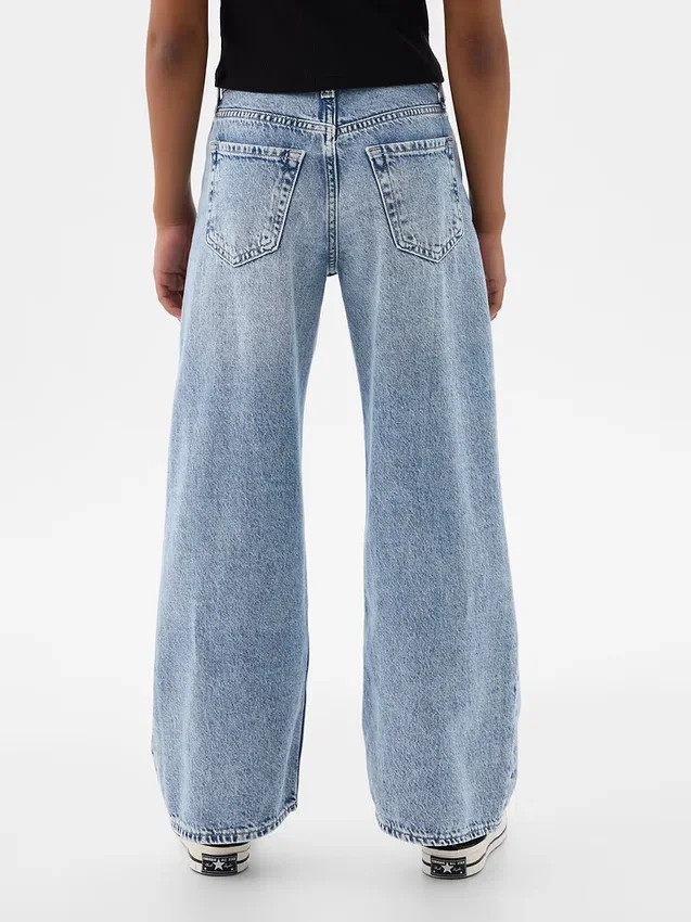 Kinderjeans mit niedriger Leibhöhe, weitem Bein und weitem Schnitt