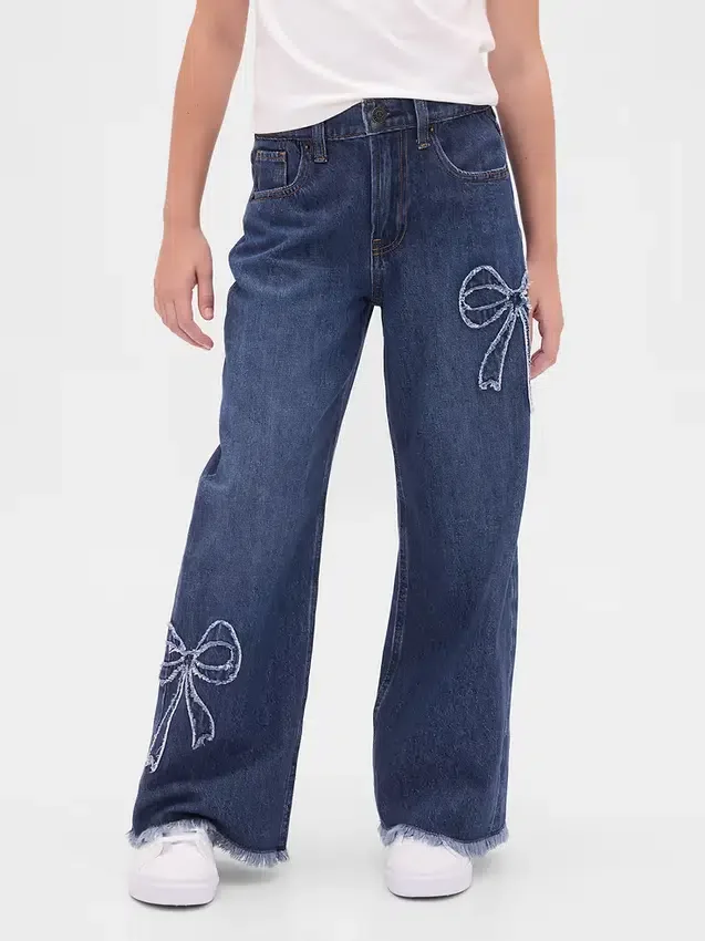 Kinderjeans mit niedriger Leibhöhe, weitem Bein und weitem Schnitt