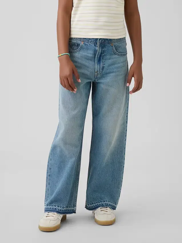 Kinderjeans mit niedriger Leibhöhe, weitem Bein und weitem Schnitt