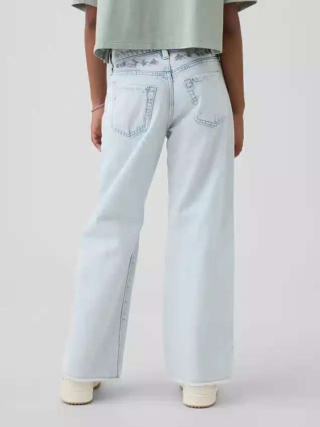 Kinderjeans mit niedriger Leibhöhe, weitem Bein und weitem Schnitt