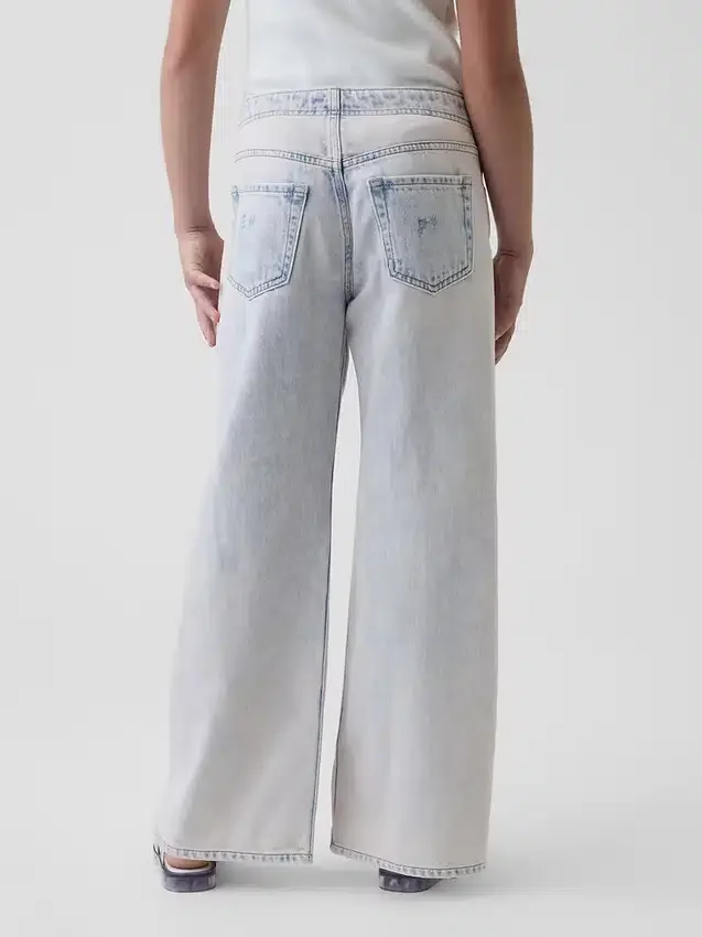 Kinderjeans mit niedriger Leibhöhe, weitem Bein und weitem Schnitt