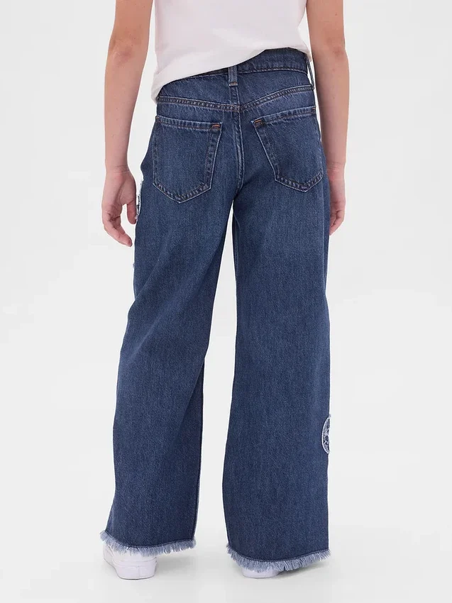 Kinderjeans mit niedriger Leibhöhe, weitem Bein und weitem Schnitt