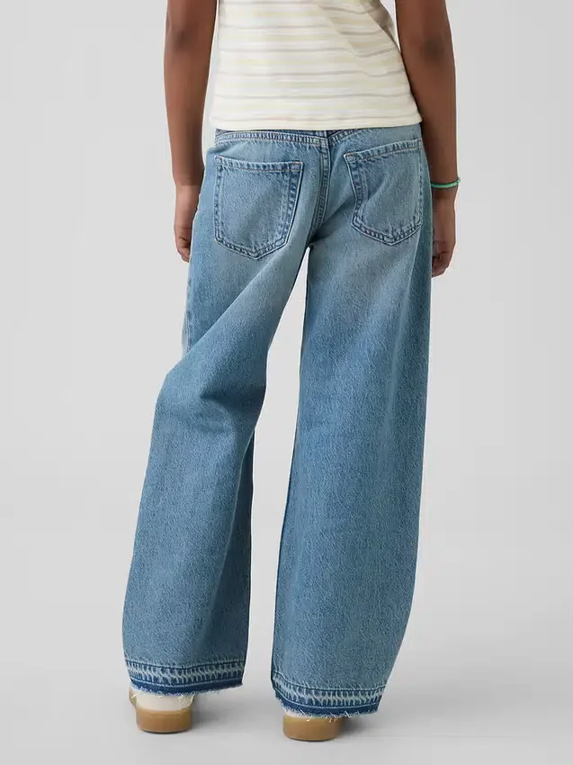 Kinderjeans mit niedriger Leibhöhe, weitem Bein und weitem Schnitt