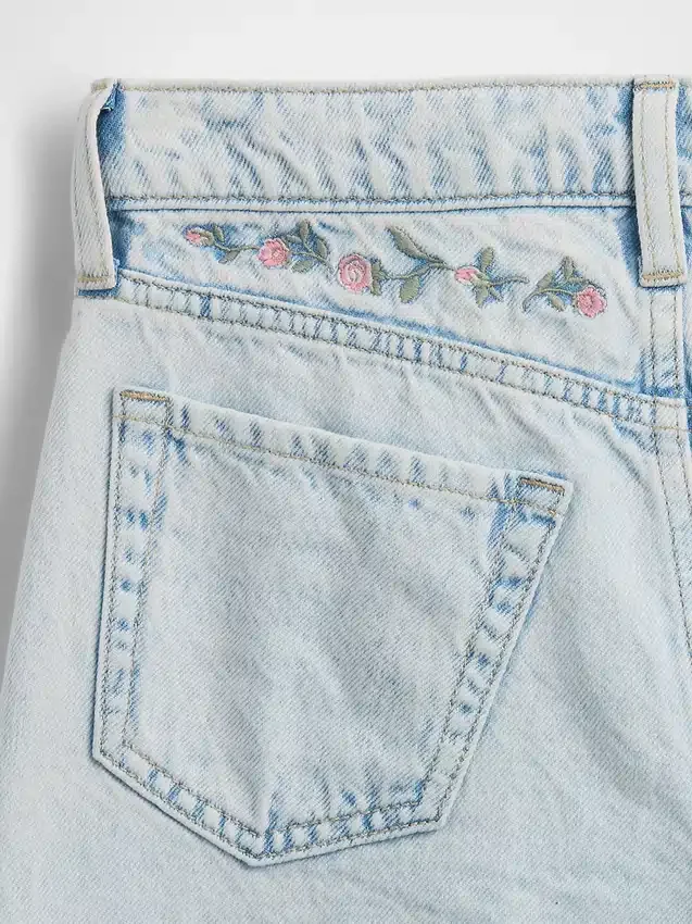 Kinderjeans mit niedriger Leibhöhe, weitem Bein und weitem Schnitt