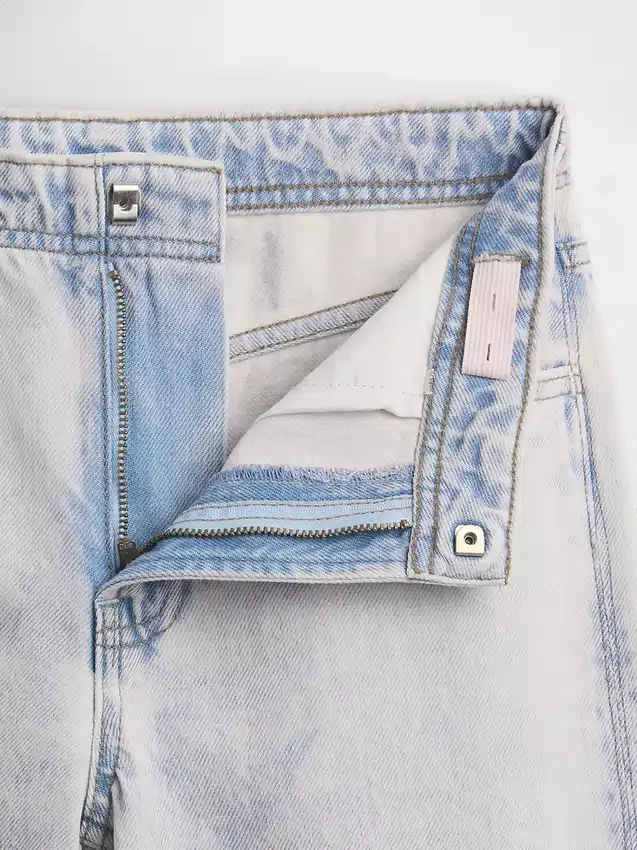 Kinderjeans mit niedriger Leibhöhe, weitem Bein und weitem Schnitt