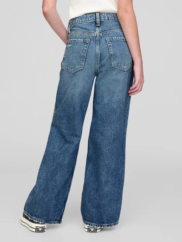 Kinderjeans mit niedriger Leibhöhe, weitem Bein und weitem Schnitt