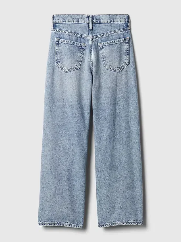 Kinderjeans mit niedriger Leibhöhe, weitem Bein und weitem Schnitt