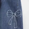 Kinderjeans mit niedriger Leibhöhe, weitem Bein und weitem Schnitt