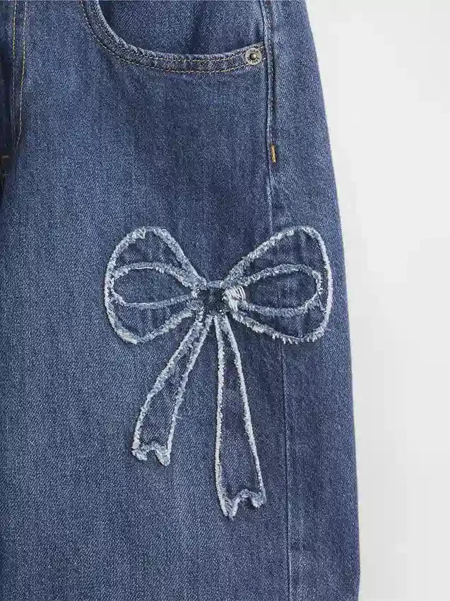 Kinderjeans mit niedriger Leibhöhe, weitem Bein und weitem Schnitt