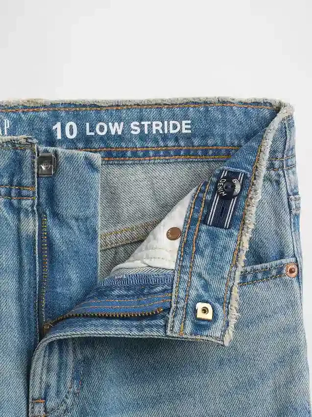 Kinderjeans mit niedriger Leibhöhe, weitem Bein und weitem Schnitt