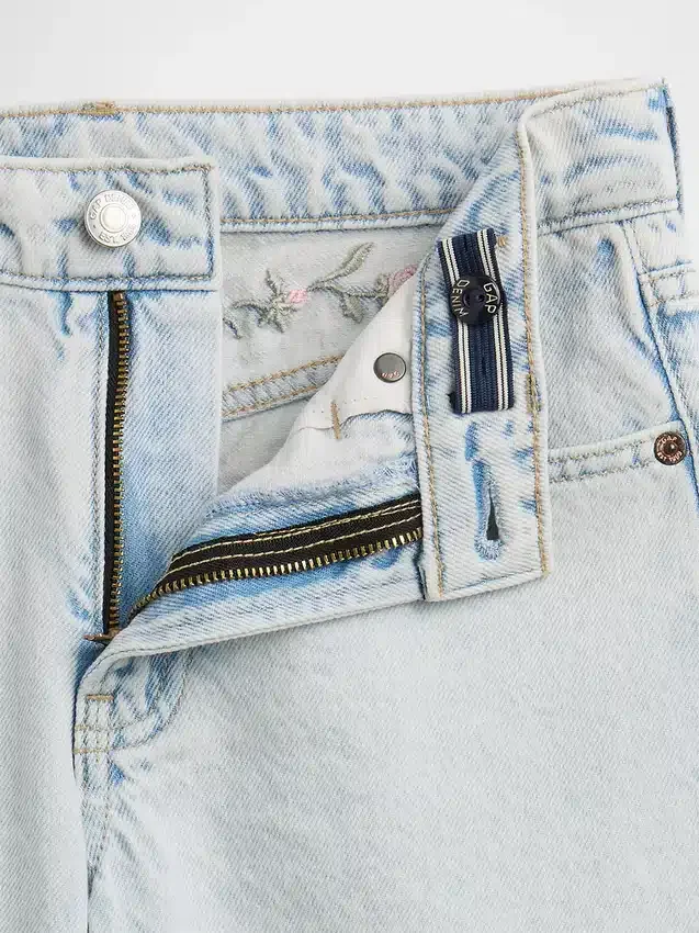 Kinderjeans mit niedriger Leibhöhe, weitem Bein und weitem Schnitt