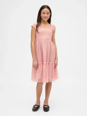 Kinderkleid aus Netzstoff mit Rüschen und Flügelärmeln