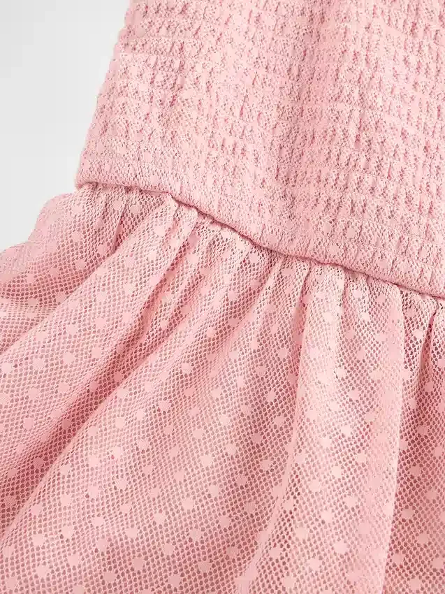 Kinderkleid aus Netzstoff mit Rüschen und Flügelärmeln