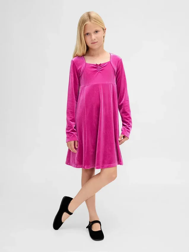 Kinderkleid aus Samt mit Empire-Taille