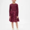 Kinderkleid aus verschiedenen Materialien