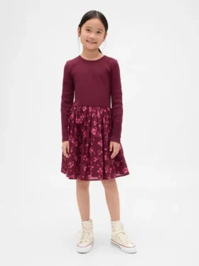 Kinderkleid aus verschiedenen Materialien