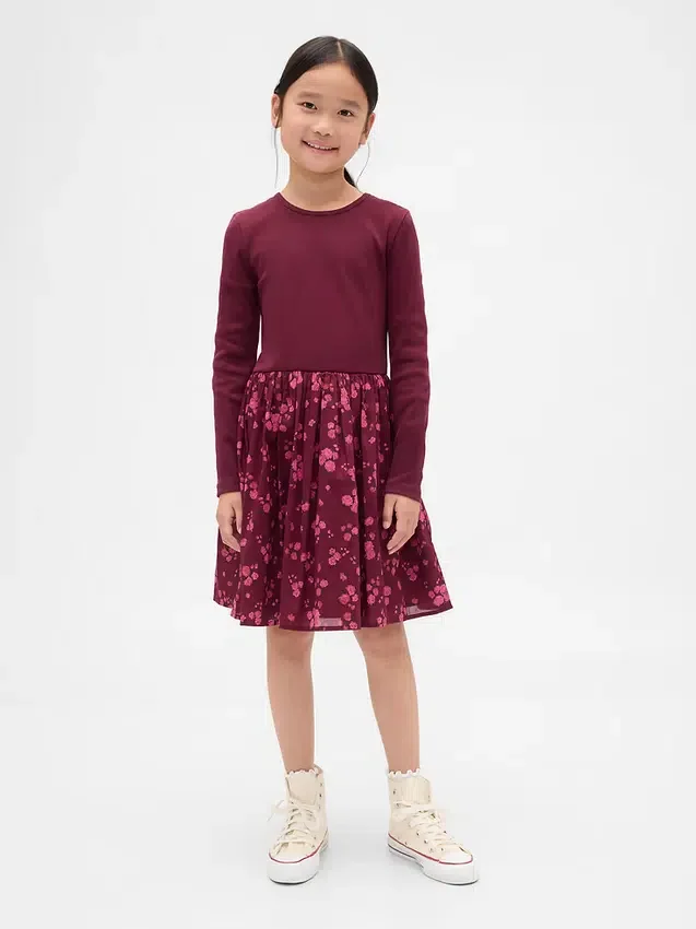 Kinderkleid aus verschiedenen Materialien