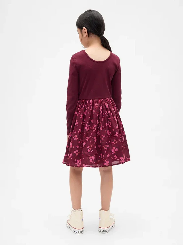 Kinderkleid aus verschiedenen Materialien