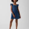Kinderkleid mit Flatterärmeln und Spitzenbesatz