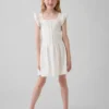 Kinderkleid mit Flatterärmeln und Spitzenbesatz