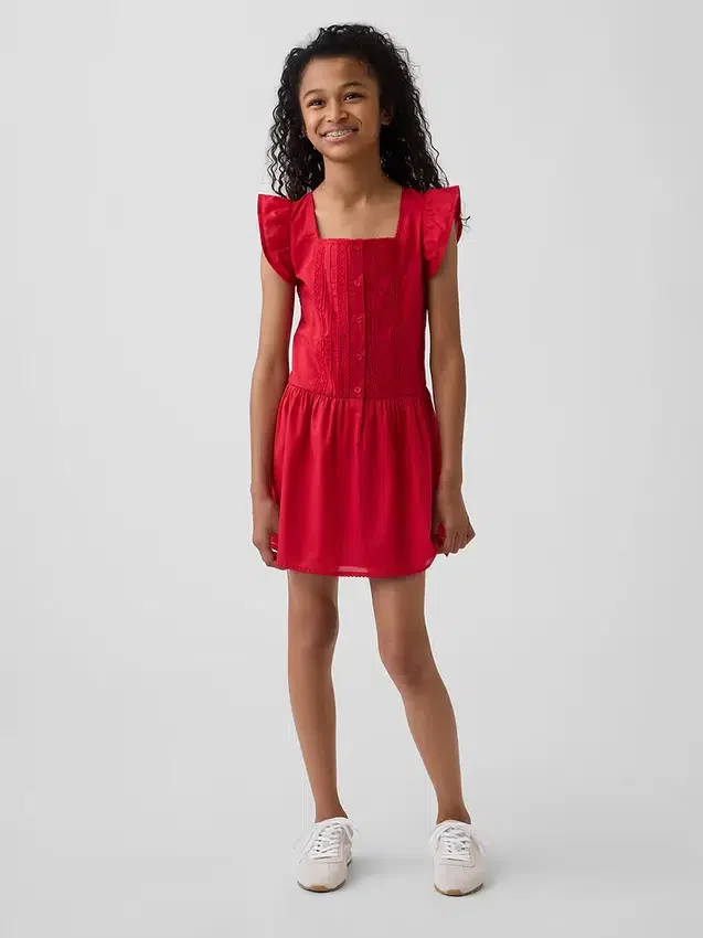 Kinderkleid mit Flatterärmeln und Spitzenbesatz
