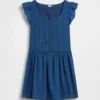Kinderkleid mit Flatterärmeln und Spitzenbesatz