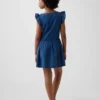 Kinderkleid mit Flatterärmeln und Spitzenbesatz