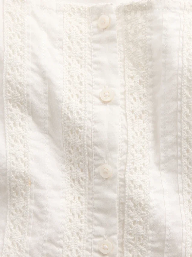 Kinderkleid mit Flatterärmeln und Spitzenbesatz