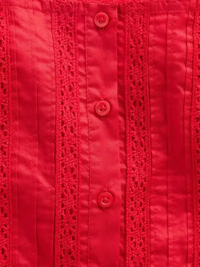 Kinderkleid mit Flatterärmeln und Spitzenbesatz