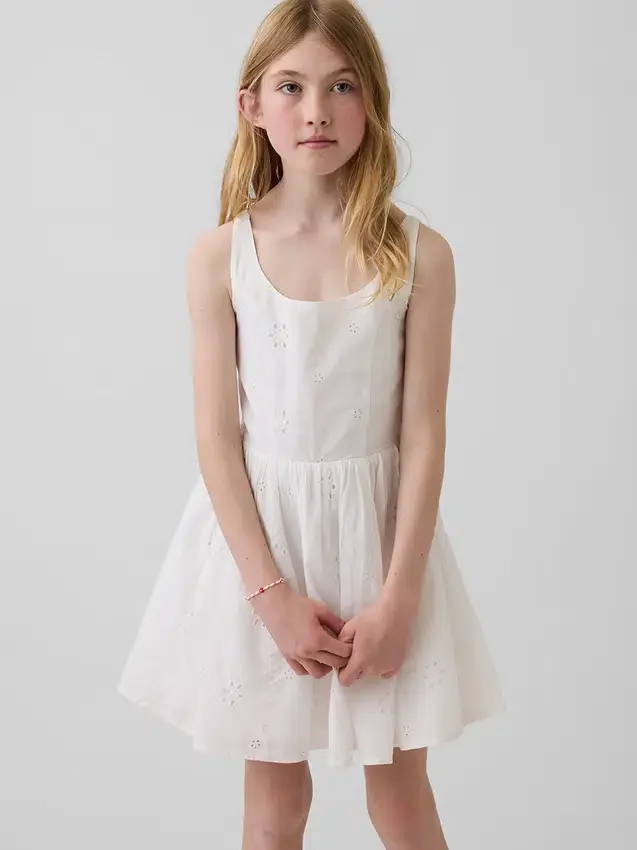 Kinderkleid mit Lochstickerei