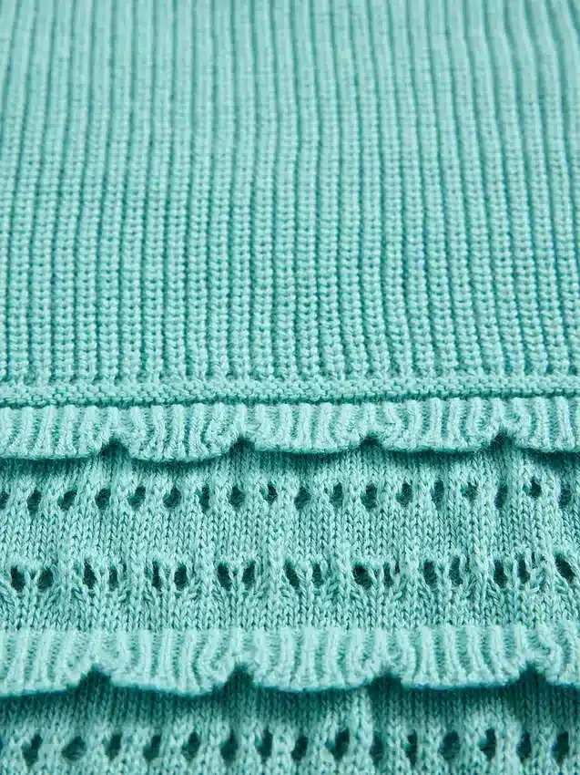 Kinderpullover mit Wellenkante und gemischten Maschen
