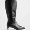 Kniehohe Stiefel mit Kitten-Heel und spitzer Zehenpartie