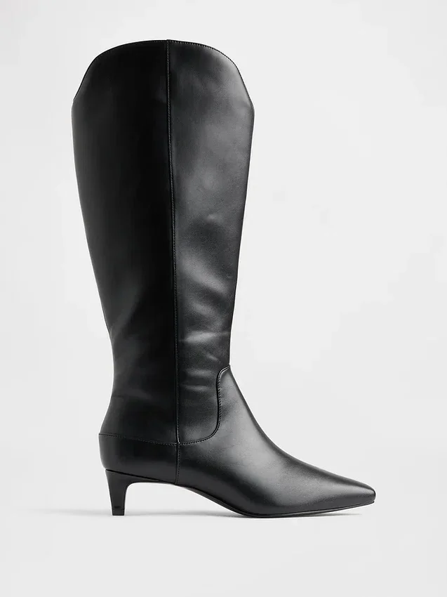 Kniehohe Stiefel mit Kitten-Heel und spitzer Zehenpartie