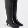 Kniehohe Stiefel mit Kitten-Heel und spitzer Zehenpartie