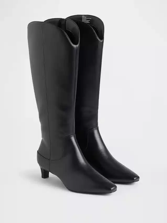 Kniehohe Stiefel mit Kitten-Heel und spitzer Zehenpartie