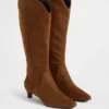 Kniehohe Stiefel mit Kitten-Heel und spitzer Zehenpartie
