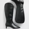 Kniehohe Stiefel mit Kitten-Heel und spitzer Zehenpartie