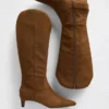 Kniehohe Stiefel mit Kitten-Heel und spitzer Zehenpartie