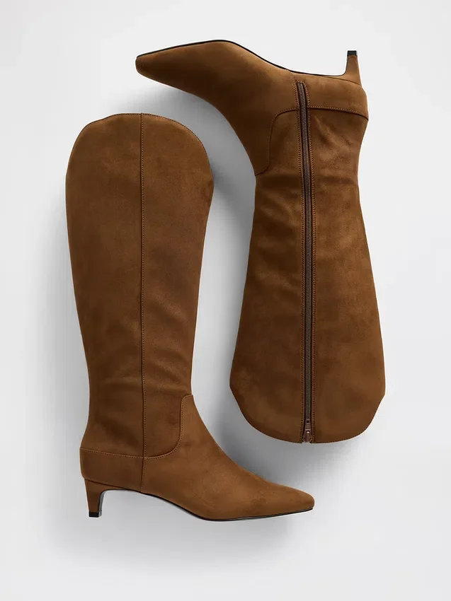 Kniehohe Stiefel mit Kitten-Heel und spitzer Zehenpartie